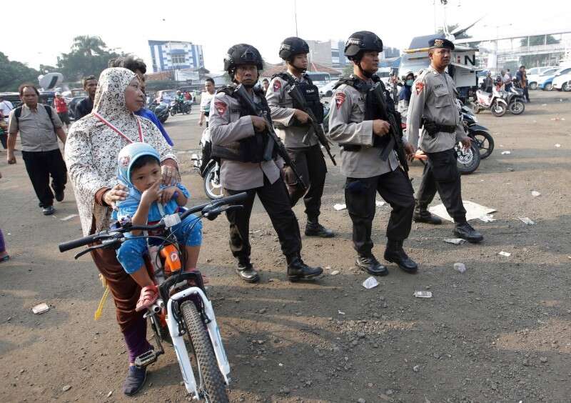 שוטרים במחוז בנדה אצ'ה באינדונזיה // צילום: אי.פי