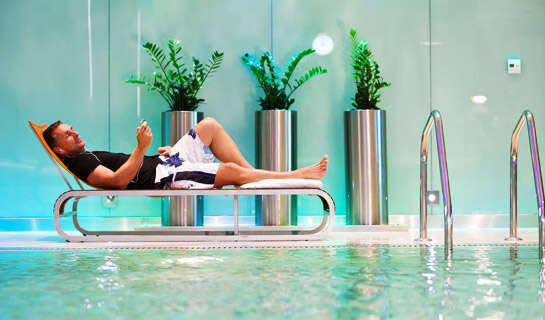 בריכת שחיה מקורה במלון // צילום: יח"צ