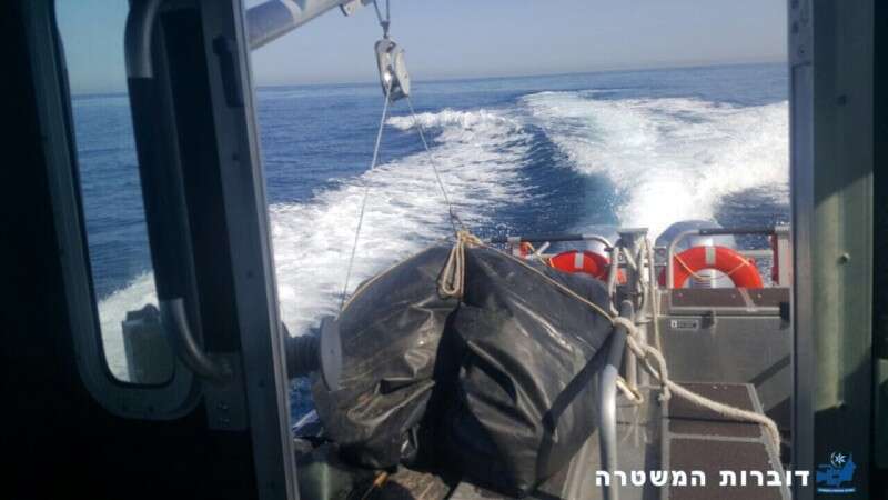 הרפסודה נגררת לאחר לכידתה // צילום: דוברות רשות המסים ודוברות המשטרה