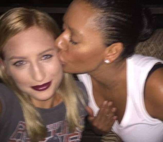 מלאני בי והאומנת בימים טובים יותר