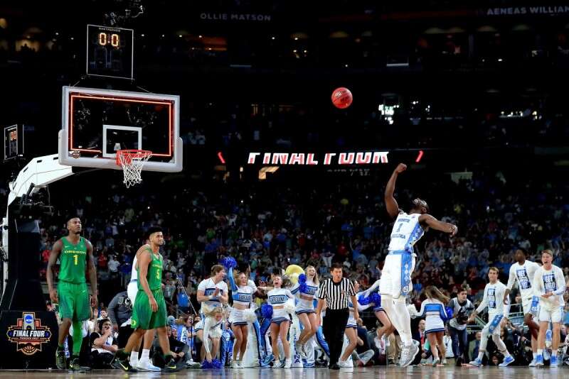 שחקני צפון קרוליינה עם ריבאונד ההתקפה הקריטי שהביא את הניצחון