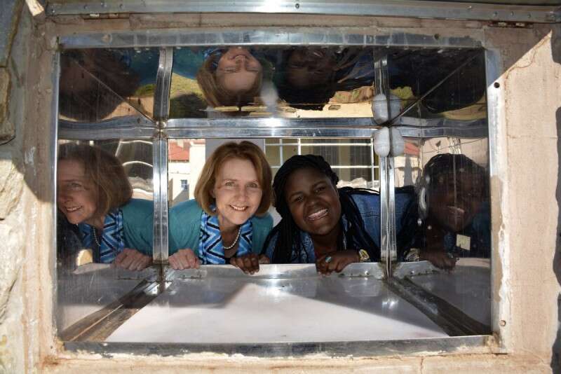 עובדי הכנסיה מציגים את "מיכל התינוקות" // צילום: איי.פי