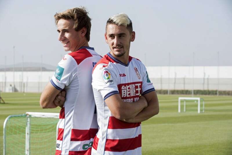 עומר אצילי (מימין). חגג עם קבוצתו את הנקודה הראשונה בליגה