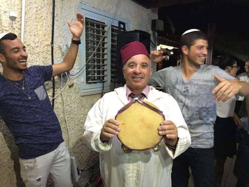 הפייטן מוטי גבאי עושה שמח במימונה במושב אדרת בעמק האלה