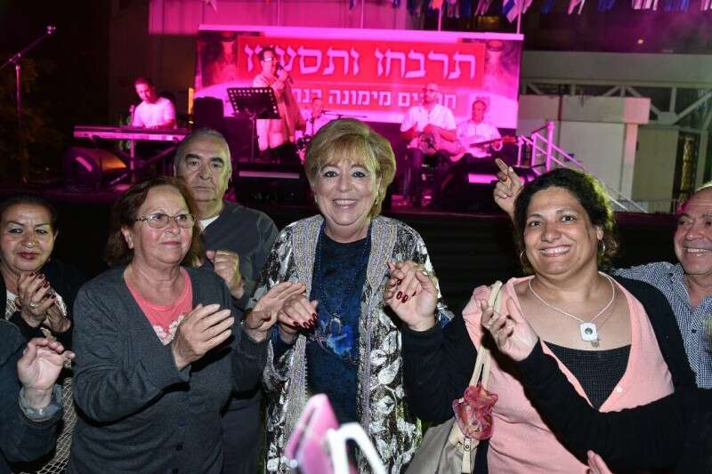 ראש עיריית נתניה חוגגת את המימונה // צילום: רן אליהו