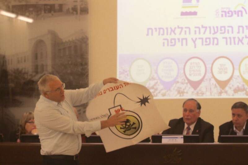 מחאה בישיבה המיוחדת בעיריית חיפה // צילום: הרצי שפירא