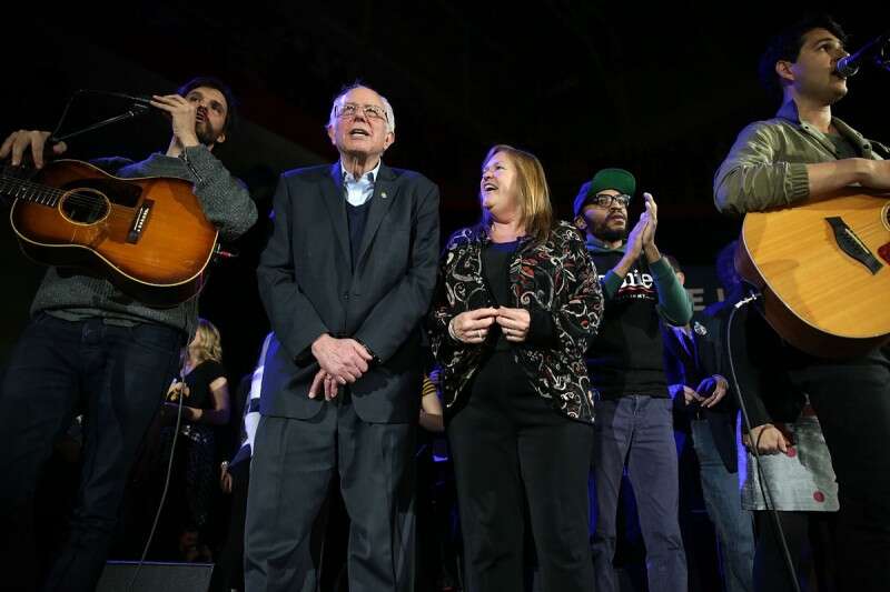 ברני סנדרס ואשתו ג'יין באוניברסיטת איווה // צילום: אי.אף.פי