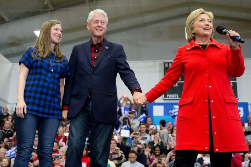 הילארי, ביל וצ'לסי קלינטון בתיכון באיווה, שלשום // צילום: אי.פי