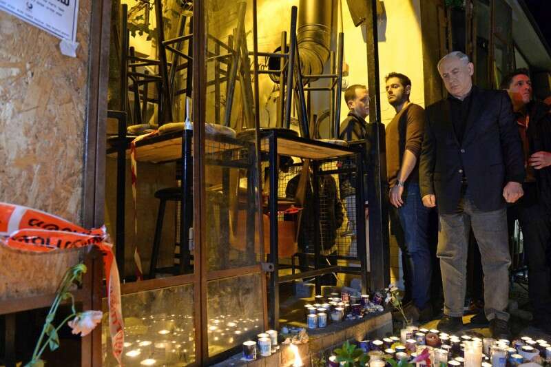 רה"מ מבקר בזירת האירוע //צילום: getty