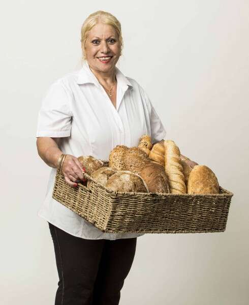 עובדת סניף יו ראש העין יפה שפיצר// צילום: אוהד רומנו