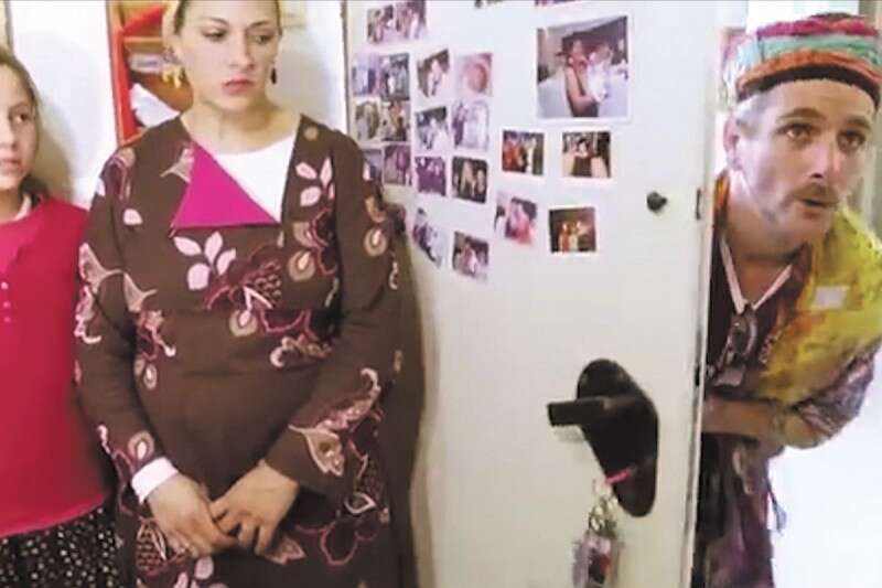 מי שחרד מהמודרנה ומחפש חיים במקלט בטוח, יכול להצטרף לציבור החרדי. מתוך הפרסומת של חברת "באמונה"