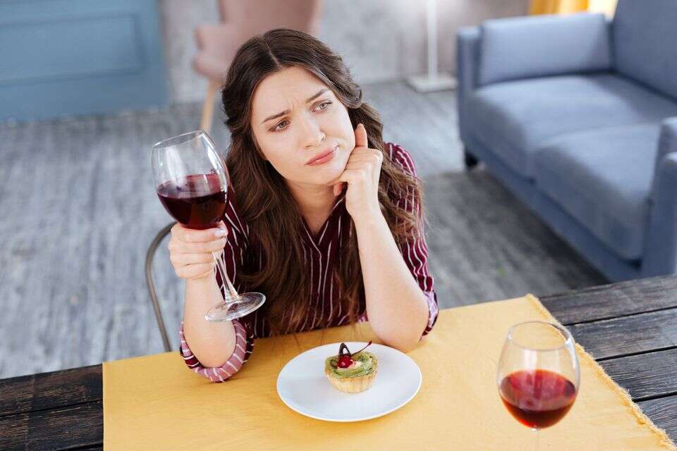 אישה רווקה לבד ארוחת ערב כוס יין , istockphoto