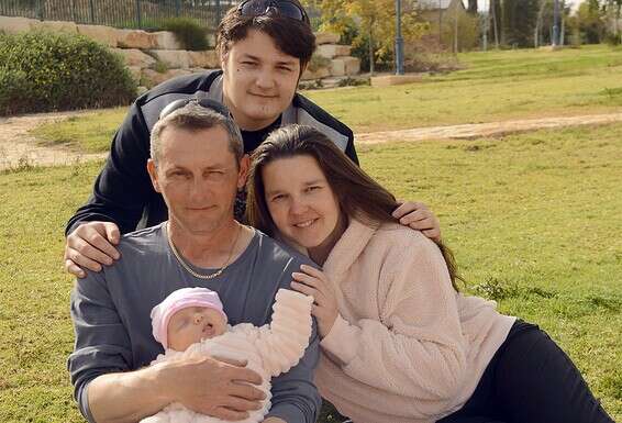 "במשך שנים הוא נאלץ להסתפק בארנב, באוגר, ואפילו בתוכית". עם בנם הבכור, דניס