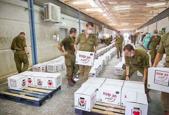 "העוני הוא מגיפה". אריזת חבילות מזון בבסיס צה"ל // צילום: איציק בלניצקי