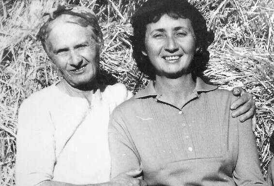 יוכבד ליכטנשטיין עם אמה חנה