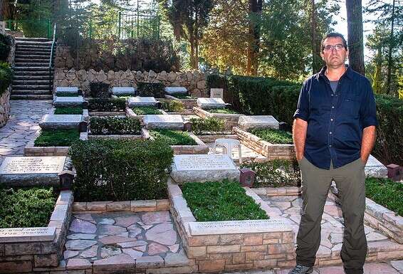 "זה לא רק סיפור משפחתי, הוא אומר משהו על ההתמודדות עם שכול בשנותיה הראשונות של המדינה". ד"ר יורם אלמכיאס ליד קברי יעקב ואבנר // צילום: אורן בן חקון