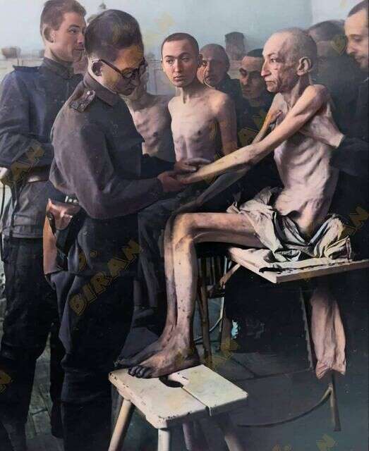 רופא סובייטי בודק ניצול באשוויץ לאחר השחרור // באדיבות יוסי בירן