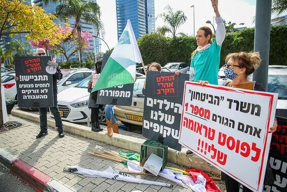 הפגנת נכי צה"ל בחודש פברואר השנה מול אגף השיקום בפ"ת // צילום: יהושע יוסף 