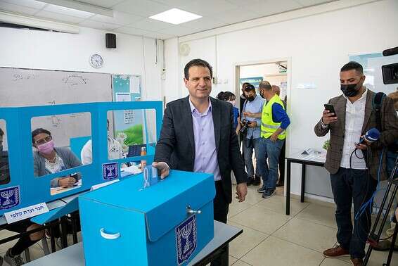 במקום החמישי בעיר שלו. איימן עודה מצביע בקלפי בחיפה // צילום: מישל דוט קום