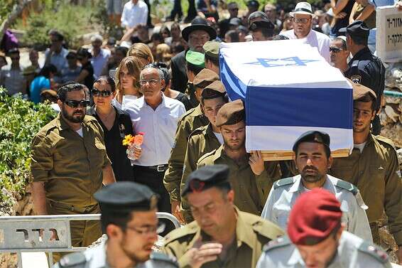 "כל שנותר לנו הוא לכבד את דרכו". הלווייתו של סמל מקס שטיינברג ז"ל, ביולי ‭ 2014 ‬// צילום: קונטקט