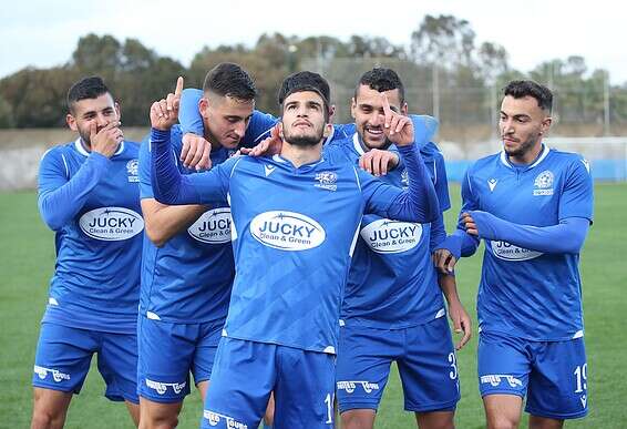 שחקני פ"ת חוגגים. "הגיע לנו להיות בפלייאוף העליון" // צילום: אודי ציטיאט 