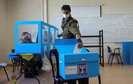 חייל מצביע במעטפה כפולה // צילום: אי.אף.פי