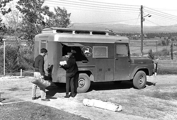 טנדר דואר־נע מחלק מכתבים וחבילות, 1951 // צילום: לע"מ