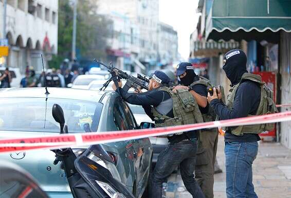 "חטפתי כדור לראש ונפלתי שמונה מדרגות למטה". המצוד אחרי המחבל בזירת הפיגוע // צילום: אורן בן חקון