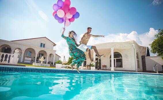 למה לא להשקיע איזה 100-200 מיליון שקל בבית נחמד? // צילום: Envato Elements