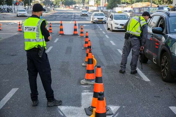 מחסום משטרה באחת הכניסות לרמת גן, ברביעי // צילום: יהושע יוסף