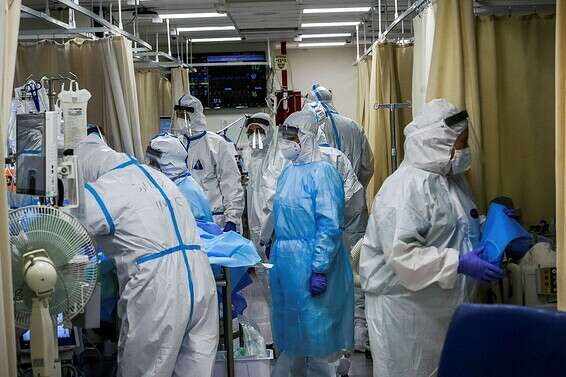 אנשי צוות רפואי במחלקת קורונה בבית החולים שערי צדק שבירושלים, בשבוע שעבר // צילום: אורן בן חקון