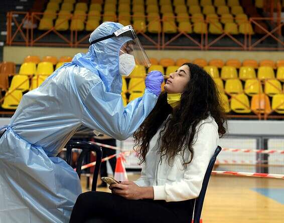 צעירה עוברת בדיקת קורונה באור יהודה, בשבוע שעבר // צילום: יוסי זליגר