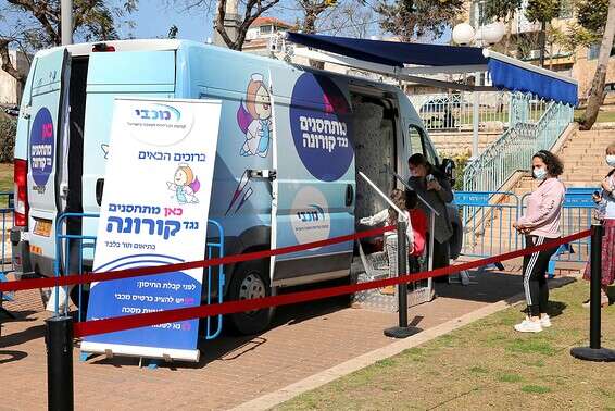 מבצע החיסונים בתל אביב // צילום: גדעון מרקוביץ