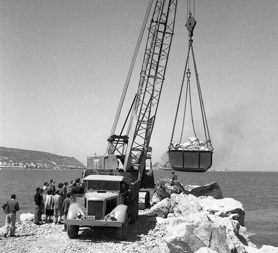 נמל הקישון בהקמה, 1951 // צילום: אוסקר טאובר, באדיבות יוסי טאובר