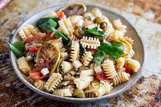 סלט פסטה קר של עסק טעים // צילום: עסק טעים