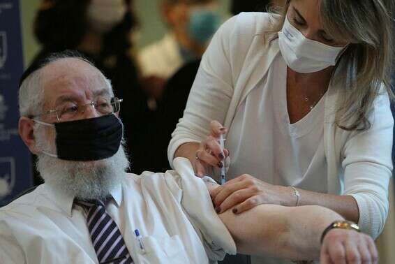 הרב ישראל מאיר לאו מקבל את החיסון // צילום: קוקו