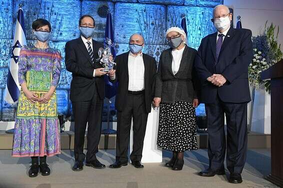 מימין לשמאל: נשיא המדינה רובי ריבלין, אביטל שרנסקי, חתן פרס בראשית לשנת 2020 נתן שרנסקי, יו"ר הסוכנות היהודית יצחק (בוז'י) הרצוג, ומנשה למנכ"ל קרן פרס בראשית, סאנה בריטבסקי // צילום: מארק ניימן / לע"מ