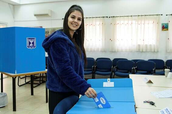 אישה מצביעה לבחירות בקלפי במטולה, במרץ // צילום ארכיון: אייל מרגולין, ג'יני