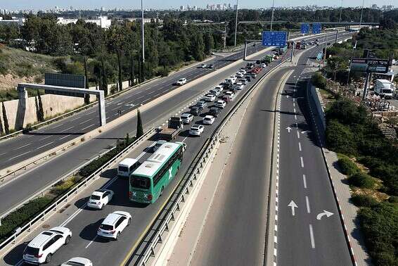 רכבים עומדים בפקק שנוצר באזור צומת גלילות בשל מחסום שהוצב במקום, אתמול // צילום: איי.אף.פי.