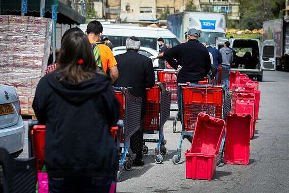 אנשים ממתינים בתור לכניסה לסופר בירושלים, באפריל // צילום: אורן בן חקון