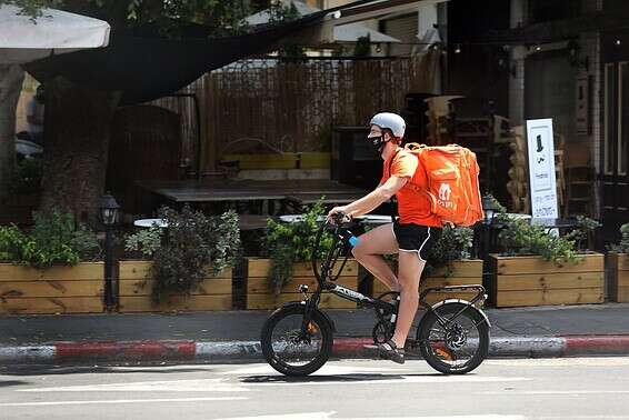 שליח תן ביס בתל אביב // צילום: גדעון מרקוביץ'