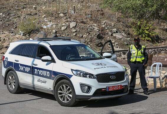 יתעלם משיקולים פוליטיים? מחסום משטרתי בכניסה לקריה החסידית בחצור הגלילית // צילום: דוד כהן - ג'יני