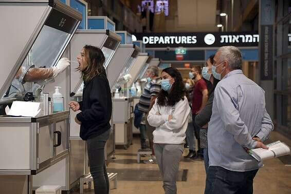 בדיקות קורונה בנתב"ג // צילום: גדעון מרקוביץ'