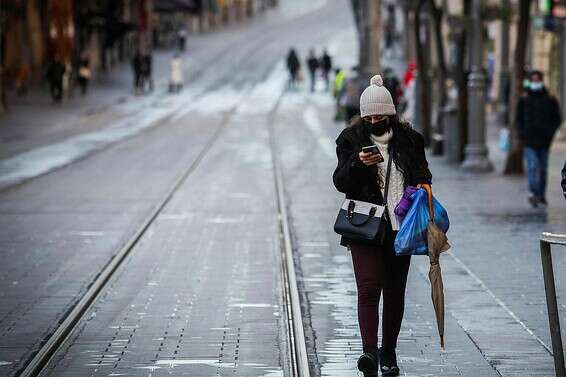 אישה מסתובבת ברחובות ירושלים בזמן הסגר, שלשום // צילום: אורן בן חקון