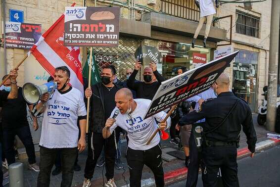 "הכל נופל עלינו". הפגנת הסוחרים בתל אביב, היום // צילום: יהושע יוסף