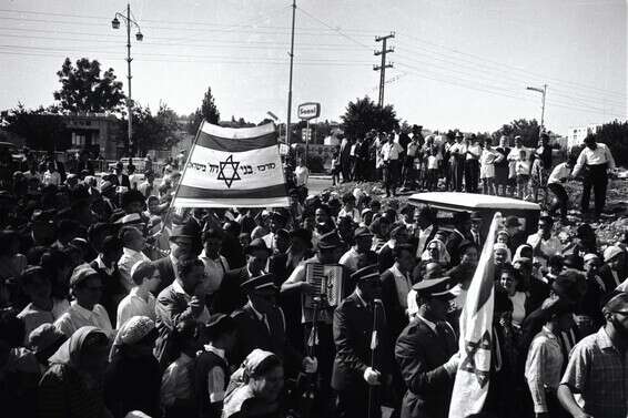 שמחת תורה בירושלים 1967 // צילום: פוטו אביב, ארכיון הצילומים של קק"ל