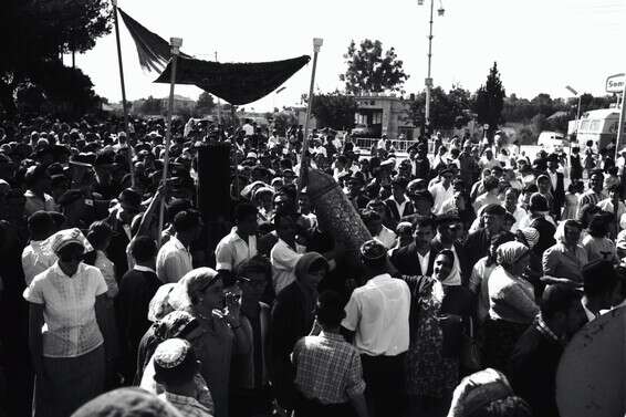 חגיגות שמחת תורה ב-1967 // צילום: פוטו אביב, ארכיון הצילומים של קק"ל