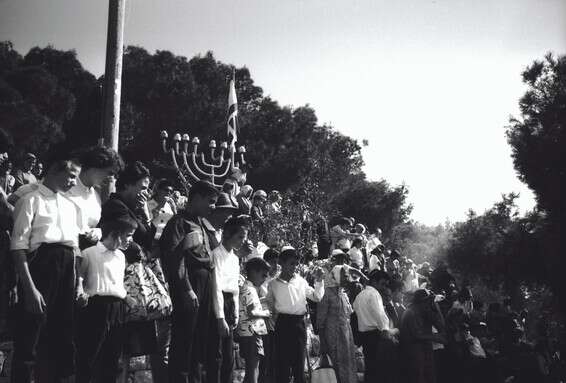 חגיגות שמחת תורה בירושלים ב-1967 // צילום: פוטו אביב, ארכיון הצילומים של קק"ל