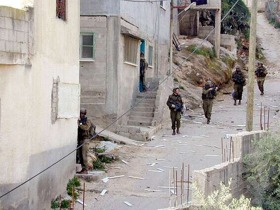 "אתה בבית, ויורים עליך מהבית הסמוך" // צילום: יובל נאמן