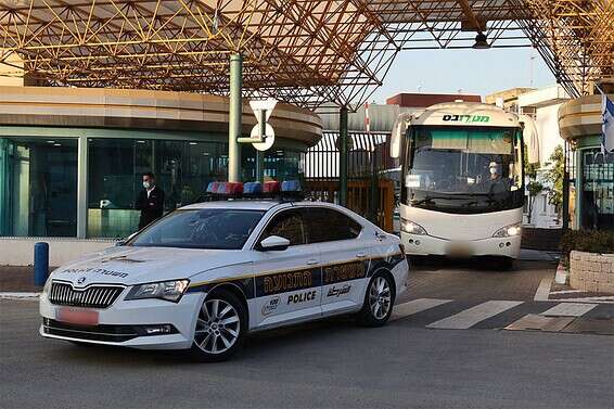 אוטובס וניידת משטרה מחכים לנוסעים מלונדון // צילום: קוקו